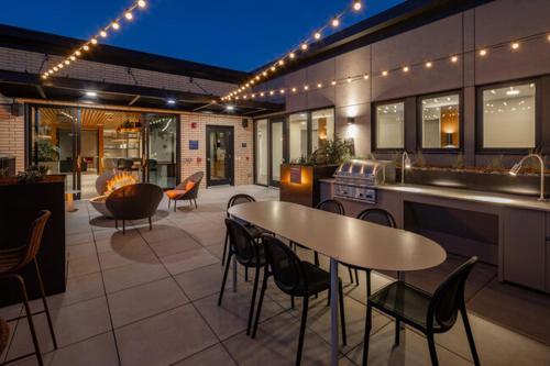 a patio with a table and chairs and a kitchen at Luxury 1BEDROOM 1BATH SLABTOWN-PEARL in Portland