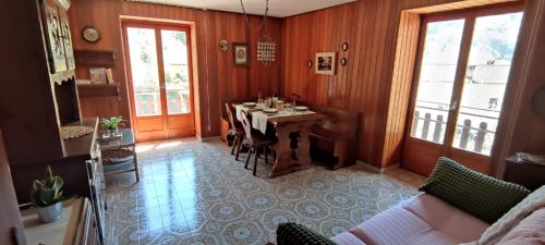 Bilde i galleriet til Val Maira - Alpine apartment with a view i Macra
