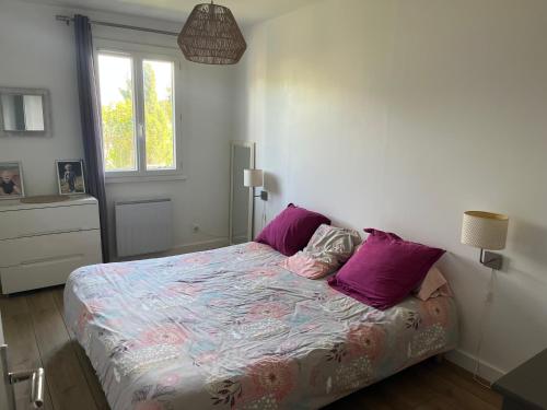 - une chambre avec un lit et des oreillers violets dans l'établissement Casa Matte, à Ajaccio