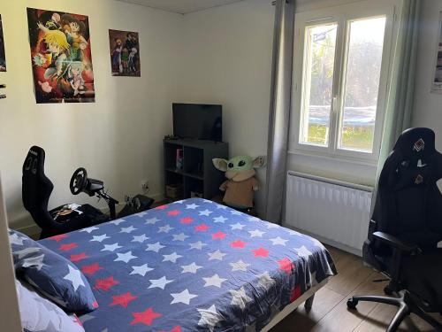 - une chambre dotée d'un lit avec une couverture bleue et rouge dans l'établissement Casa Matte, à Ajaccio