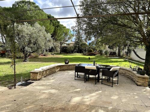 Κήπος έξω από το 4 bedroom villa, private pool and garden