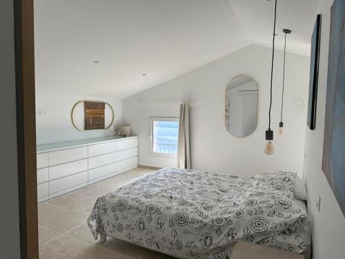 Ένα ή περισσότερα κρεβάτια σε δωμάτιο στο 4 bedroom villa, private pool and garden