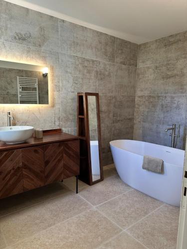 Ένα μπάνιο στο 4 bedroom villa, private pool and garden