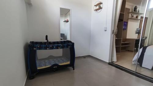 una stanza con uno specchio e una stanza con una tastiera di Studio 101, a 3 km da UFV vaga gratis a Viçosa