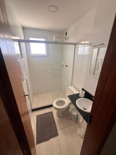 un baño con inodoro y lavabo en Apartamento na Orla da Praia Grande para até 6 pessoas - Arraial do Cabo, en Arraial do Cabo