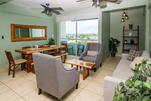 a living room with a couch and a table and chairs at UNICO Y AGRADABLE DTO EN ZONA CENTRO PARA 6 PAX in Cancún