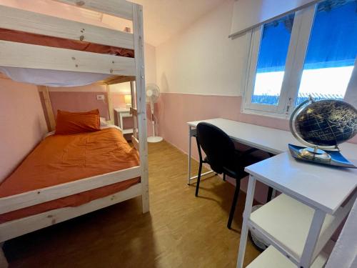 a dorm room with a bunk bed and a desk and a desk at Ignis Rural Apartment - Casillas Valle de Ayora in Jalance