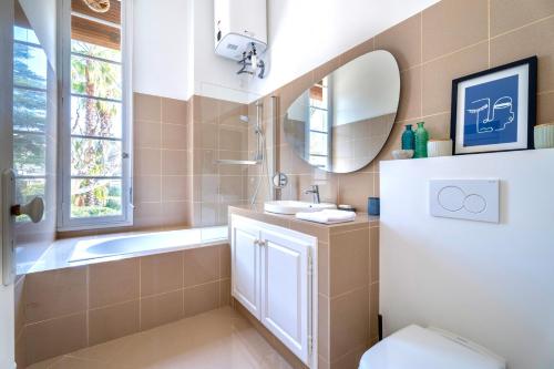 a bathroom with a sink toilet and a mirror at Appartement unique - 6 personnes - Clim Terrasse Parking Plages in Saint-Raphaël