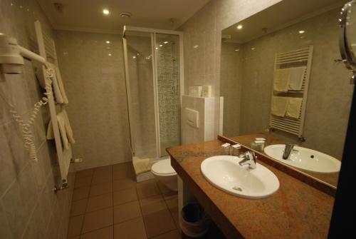 La salle de bains est pourvue d'un lavabo, d'une douche et de toilettes. dans l'établissement Continental Hotel-Pension, à Vienne