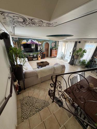 un salon avec un canapé et une télévision dans l'établissement Villa Le Rossignol, à Puimisson