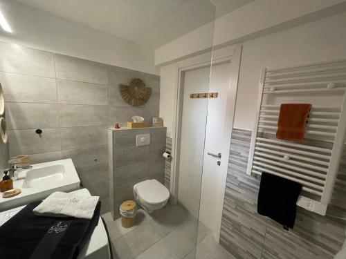 LecciにあるVilla A CASA DI LOのトイレ、洗面台、シャワー付きのバスルーム