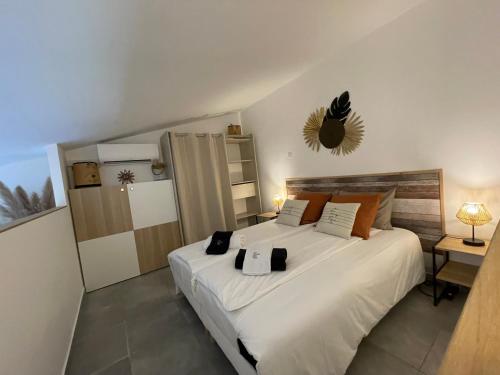 LecciにあるVilla A CASA DI LOの部屋にある大きな白いベッドのある寝室