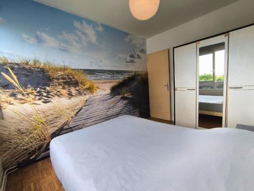 - une chambre avec vue sur la plage dans l'établissement Grand appartement lumineux et central, à Lyon