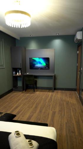 TV a/nebo společenská místnost v ubytování Hmz Premium Konaklama Çekmeköy
