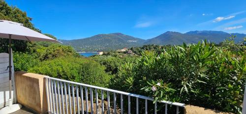 un balcon d'une maison avec vue sur les montagnes dans l'établissement Studio Dolce & Vita D1, vue mer et Piscine, à Propriano