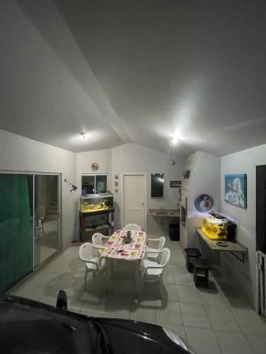 a kitchen with a table and chairs in a room at A Pérola do Gravatá in Navegantes