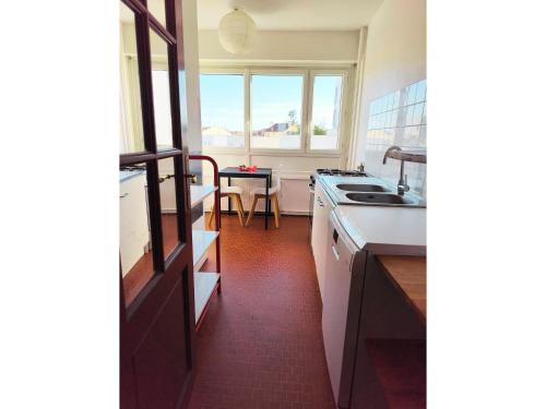 une cuisine avec un évier et un plan de travail dans l'établissement Grand appartement lumineux et central, à Lyon