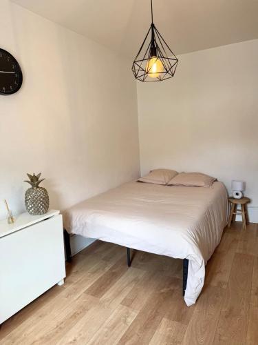 - une petite chambre avec un lit et une lampe dans l'établissement Studio tout confort cité de la gastronomie (4), à Dijon
