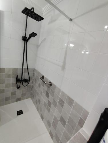 a bathroom with a shower with a white tub at Elche Stay 2, Amplio con garaje, 3 Dorms, 1 Baño in Elche