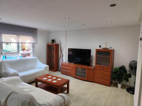 a living room with a couch and a tv at Elche Stay 2, Amplio con garaje, 3 Dorms, 1 Baño in Elche