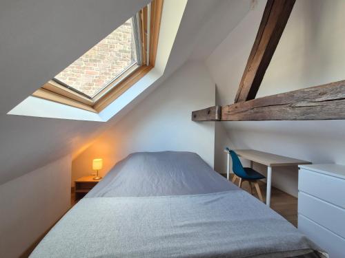 une chambre avec un lit, un bureau et une fenêtre dans l'établissement Appartement au cœur de Rouen pour 10 personnes, à Rouen