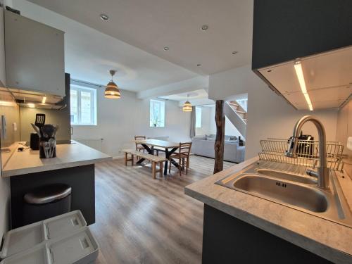 une cuisine avec un évier et une salle à manger dans l'établissement Appartement au cœur de Rouen pour 10 personnes, à Rouen