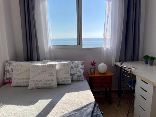 Beachfront apartment, sea view, pool, close to bars and restaurants