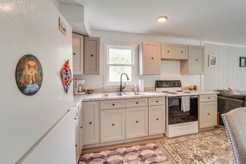 Dapur atau dapur kecil di 15 Mi to Raystown Lake Riddlesburg Getaway!