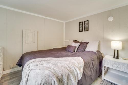 Katil atau katil-katil dalam bilik di 15 Mi to Raystown Lake Riddlesburg Getaway!