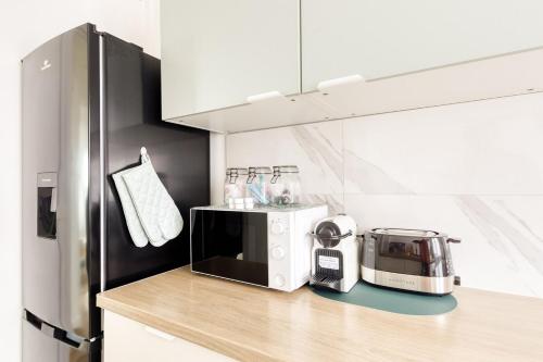 Il comprend une cuisine équipée d'un grille-pain et d'un grille-pain. dans l'établissement Appartement 8 personnes à Saint-Denis, à Saint-Denis