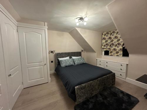 una camera con un grande letto e una porta bianca di Ann Cottage Retreat in Aberdeen ad Aberdeen
