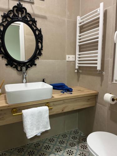 a bathroom with a sink and a mirror at NUEVO Madrazo in León
