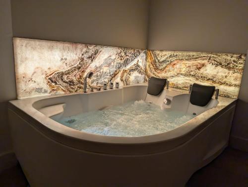 Fotografie z fotogalerie ubytování Suite avec jacuzzi privatif v destinaci Vergèze