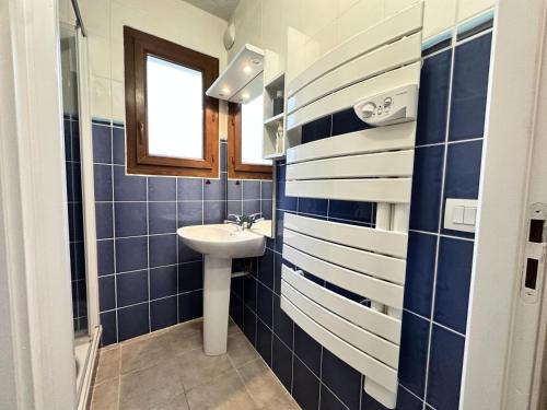 a blue and white bathroom with a sink at Résidence Hadrien - T2 CABINE COLLINE DES BAINS MAE-8511 in Villard-de-Lans