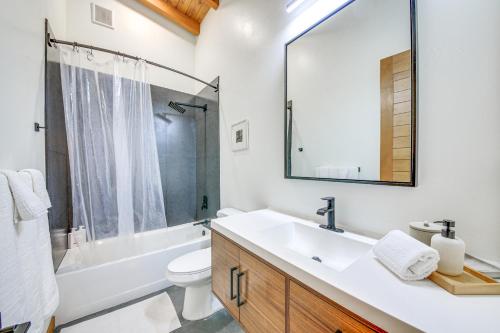 Un baño de Luxe Mtn-View Escape 5 Mi to Dtwn Priest River!