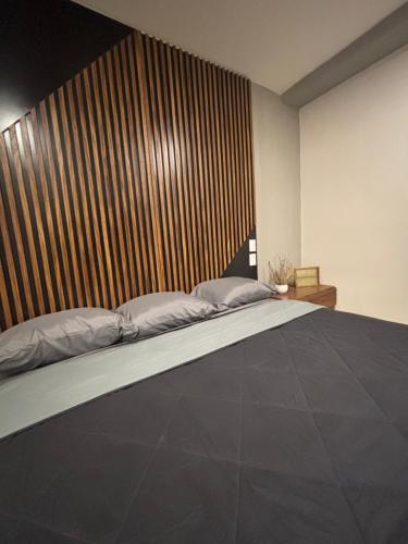 a bedroom with a large bed with a wooden headboard at Departamento residencial con alberca y gym in Guadalajara