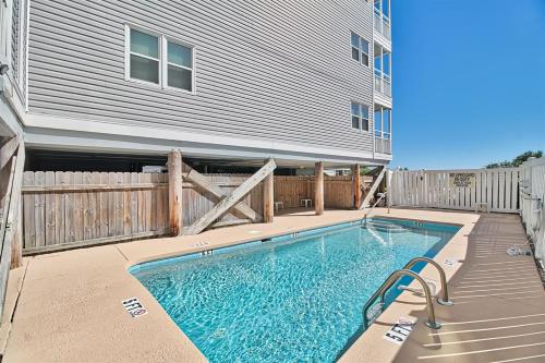ノース・マートルビーチにあるWindsong 207-Ocean Front-Sleep5-Private Balconyの家の前のプール