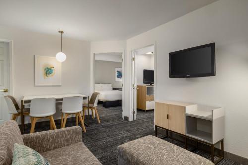 Телевизор и/или развлекательный центр в TownePlace Suites Detroit Dearborn