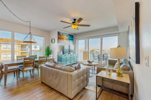 een woonkamer met een bank en een eetkamer bij Dolphin's Cove - Clearwater Beach, FL in Clearwater Beach