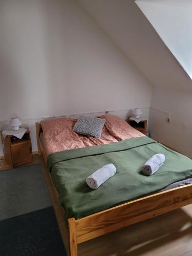 Кровать или кровати в номере Heart of Galysági Village Guesthouse
