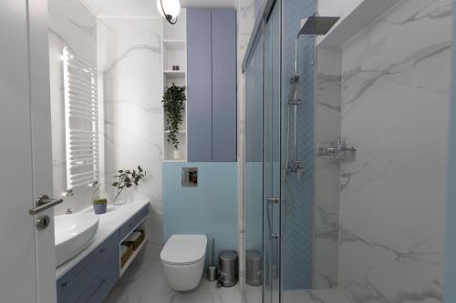 ein Badezimmer mit Dusche, Toilette und Waschbecken in der Unterkunft Hedarom Eforie in Eforie Nord