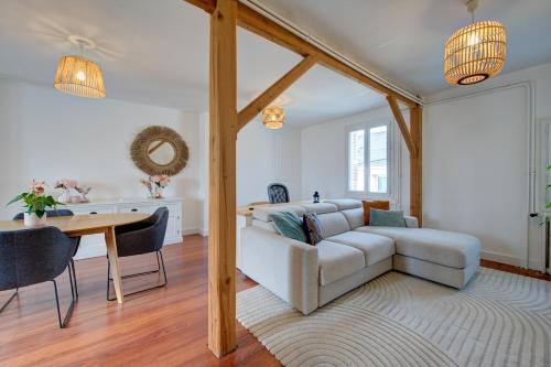 un salon avec un canapé et une table dans l'établissement Le Nid Tourangeau, à Tours