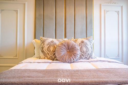 a bed with a pillow on top of it at Flats Confortáveis em Manaíra Mindset - Qavi in Tambaú