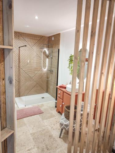 une salle de bain avec douche et lavabo dans l'établissement Les Sentiers, à Les Chusins