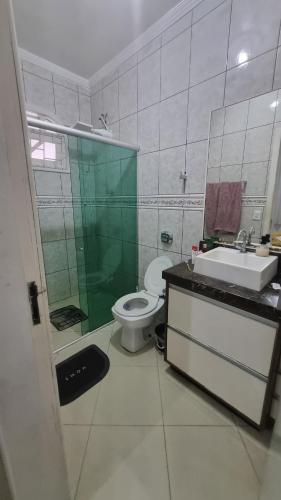 Ένα μπάνιο στο Suíte Master,Quarto Ar condicionado,Tela Cinema 150" Netflix, Globo Pousada Tijucas Lua Encantada
