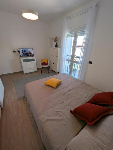 a bedroom with a large bed with a yellow pillow at Apartment Eleven - 4 guests in Novara