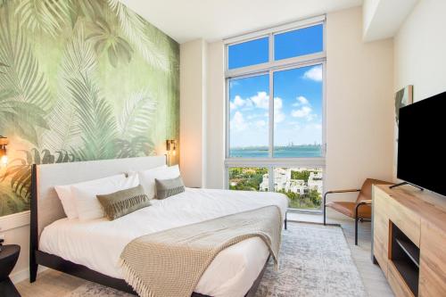 une chambre avec un grand lit et une grande fenêtre dans l'établissement Nomada Destination Residences - Quadro, à Miami