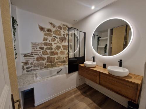 une salle de bain avec deux lavabos et un miroir dans l'établissement Au Passage Niçois, à Nice