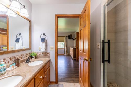 a bathroom with two sinks and a mirror at Riverbank Retreat in Jefferson