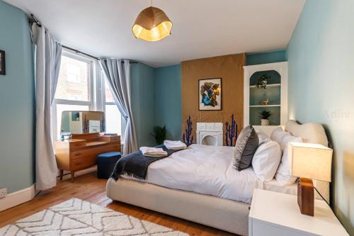 マーゲイトにあるCosy Margate Getaway, Sleeps 5 By Adlivのベッドと机と窓のある寝室